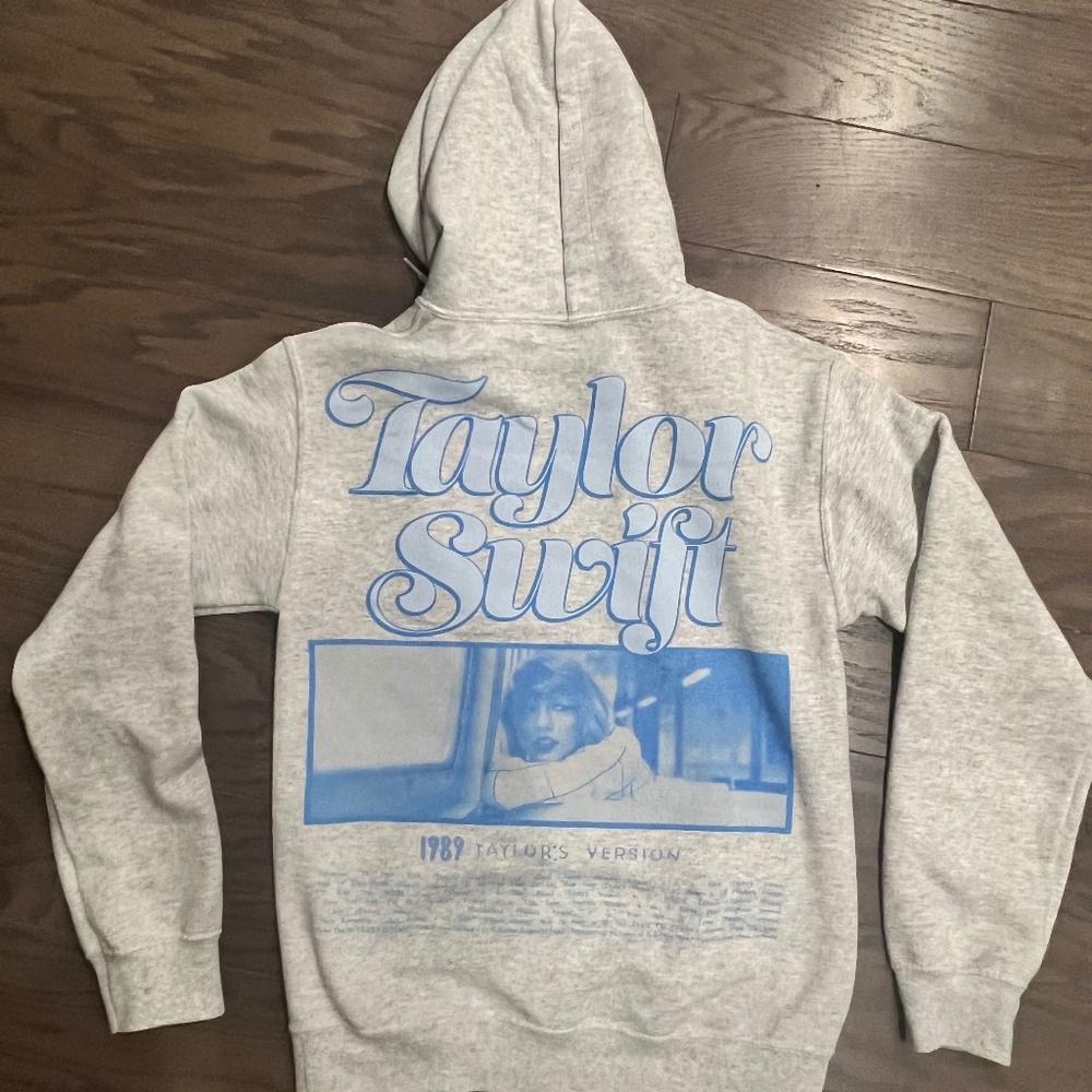 From The Vault Photo 1989 (Taylor’s Version) Gray Hoodie Size XS